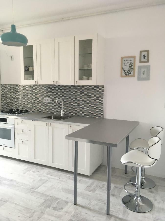 Kiki'S Studio Apartment Sibiu Bagian luar foto